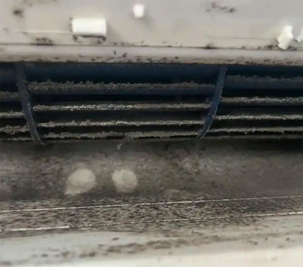 巴宜空调吹的风有股烧焦味是怎么回事